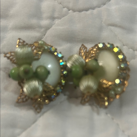 Vintage Jewelry - Vintage Lite Elegant Gold and Green Beaded Earrings